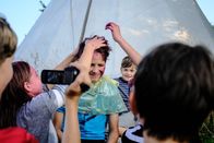SommerCamp - Back To the Roots – Alvin bekommt ein rotes Gesicht, aber warum? Tim muss lachen.