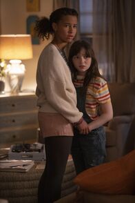 Emergence – Mia Evans (Ashley Aufderheide, l.); Piper (Alexa Swinton, r.)