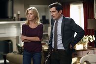 Modern Family – Claire Dunphy (Julie Bowen), Phil Dunphy (Ty Burrell)