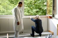 Rentnercops – Dr. Beck (Moritz Führmann, l.) erwischt Edwin Bremer (Tilo Prückner, r.) beim Rauchen.