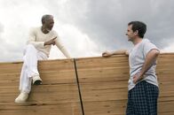 Evan Allmächtig – Mit Hilfe seiner drei Söhne und der Erstausgabe von "Arche Bauen für Dummies" macht sich Evan (Steve Carell, r.) im Auftrag von Gott (Morgan Freeman, l.) an die Konstruktion, ohne zu ahnen, was ihn nach der Fertigstellung erwartet ...