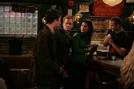 How I Met Your Mother – Als Ted (Josh Radnor, l.) eines Tages in einer Bar Robin (Cobie Smulders, 2.v.r.) kennenlernt, ist er hin und weg von ihr. Barney (Neil Patrick Harris, 2.v.l.) macht sich lustig über ihn ...