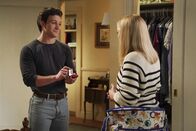 Young Sheldon – George Cooper sen. (Lance Barber, l.); Mandy McAllister (Emily Osment, r.)