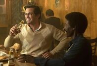 Black Monday – Andrew Rannells als Blair Pfaff und Don Cheadle als Mo Monroe(r.)