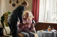 Wolfsland – Sara Vogt (Katrin Hansmeier) kümmert sich um ihre Mutter Elisa (Helga Seebacher).