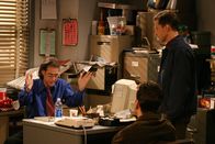 Two and a Half Men – Charlie (Charlie Sheen, M.) und Alan (Jon Cryer, r.) sind von Stans (Richard Lewis, l.) Verhalten geschockt ...