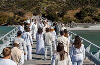 One Lane Bridge – Joes Freunde organisieren eine Mahnwache auf der One Lade Bridge, dem Ort, an dem Joe umkam.
