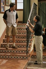 Two and a Half Men – Charlie (Charlie Sheen, l.) bittet seinen Bruder Alan (Jon Cryer, r.), Kandi mit einer guten Ausrede wegzuschicken ...