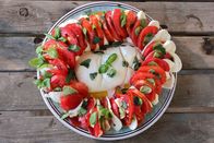 Zu Tisch ... – Zu Tisch Capri – Italien Die berühmte Insalata Caprese leuchtet in den selben Farben wie die italienische Flagge. Copyright: SRF/Berlin Producers Media/André Zschocke