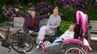 Checkerin Marina – Checkerin Marina (links) auf Fahrradtour mit Rollstuhlfahrerin Juli und ihrer besten Freundin.