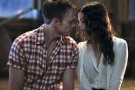 Hart of Dixie – Während des heftigen Sturms suchen Zoe (Rachel Bilson, r.) und Wade (Wilson Bethel, l.) Schutz in einer Scheune und nutzen die Zeit, sich über ihre Gefühle klar zu werden ...
