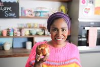Nadiyas Backwelt – Nadiya Hussain mit Laugengebäck.