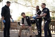 9-1-1 Notruf L.A. – Buck (Oliver Stark, l.), Hen (Aisha Hinds, 2.v.r.) und Bobby (Peter Krause, r.) müssen sich um den verletzten Tiger-Trainer Bill (Brian Maillard, 2.v.l.) kümmern, doch nicht nur dieser Fall bringt die Einsatzkräfte dazu, über das Karma nachzudenken ...