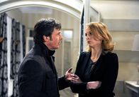Rote Rosen – ARD ROTE ROSEN FOLGE 1212 Uhr im ERSTEN. Bente (Nela Schmitz, r.), stellt Vincent (Stefan Feddersen-Causen, l.) zur Rede und wendet sich enttäuscht von ihm ab.