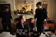 Unit 42 – Samuel Leroy (Patrick Ridremont) und Billie Vebber (Constance Gay) durchsuchen das Büro des Vermissten Louis de Nantier (Lucas Van den Eynde).