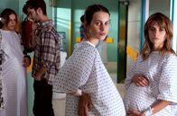Parallele Mütter – Janis (Penélope Cruz, r.) und Ana (Milena Smit) stehen kurz vor der Geburt und teilen sich ein Krankenzimmer.