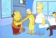 Die Simpsons – Marge und Homer holen den berühmten Kritiker Jay Sherman am Flughafen ab.