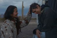 Nomadland – v.li.: Regisseurin/Autorin/Editorin/Produzentin Chloé Zhao und Frances McDormand am Set von NOMADLAND.