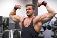 Puls – Bodybuilder Gabriel Chiutu im Fitnessstudio