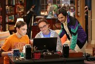 The Big Bang Theory – Werden sie Stuart in ihre Gemeinschaft aufnehmen? Sheldon (Jim Parsons, l.), Leonard (Johnny Galecki, M.) und Raj (Kunal Nayyar, r.) ...