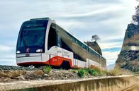 Mit dem Zug ... – Die Bahn an der spanischen Costa Blanca: Zwischen Benidorm und Dénia wechseln malerische Dörfer mit langen Stränden und bergigen Landschaften.