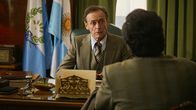 Maxima – Maximas Vater (Daniel Freire) ist in der Regierung der argentinischen Militärjunta Staatssekretär im Landwirtschaftsministerium.