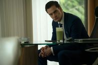 Hard Powder – Viking (Tom Bateman), ein Drogenboss mit einer Obsession für gesunde Ernährung.