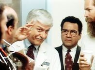 Diagnose: Mord – Dr. Sloan (Dick Van Dyke, M.l.) wird zu Normans (Michael Tucci, M.r.) Entsetzen von einer Filmcrew als Schauspieler engagiert.