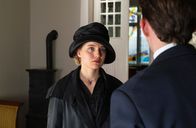Vienna Blood – Clara Weiss (Luise von Finckh) besucht Max Liebermann (Matthew Beard) in seiner Wohnung, um Informationen über den Fall zu erhalten.