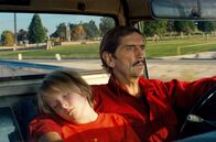 Paris, Texas – Travis (Harry Dean Stanton) macht sich mit seinem Sohn Hunter (Hunter Carson) auf die Suche nach dessen Mutter.