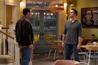 Call Me Kat – Dan Kingbird (David James Elliott, l.); Max (Cheyenne Jackson, r.)