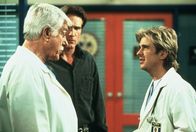 Diagnose: Mord – (v.l.n.r.) Dr. Mark Sloan (Dick Van Dyke); Steve Sloan (Barry Van Dyke); Dr. Jesse Travis (Charlie Schlatter)
