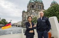 WaPo Berlin – Aus dem Berliner Dom wurde ein wertvolles Exponat gestohlen - Jasmin Sayed (Sesede Terziyan, l.) und Wolf Malletzke (Christoph Grunert, r.) ermitteln.