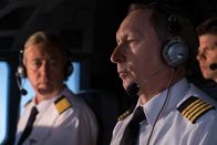 Mayday - Alarm im Cockpit – Kapitän Kevorkian (gespielt von Jeffrey Knight) und Erster Offizier Snyder (gespielt von Bruce Pringle) im Cockpit von TWA-Flug 800. (Bildnachweis: Cineflix/Darren Goldstein)