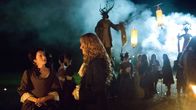 Versailles – Delphine (Marie Askehave, l.); Chevalier (Evan Williams, r.)