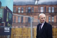 Guilt - Keiner ist schuld – Max (Mark Bonnar) bekommt vom neuen Bauunternehmen Phoenix mit und findet deren Bauprojekt suspekt.