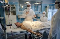 Charité – ARD CHARITÉ III. Staffel mit (6 neuen Folgen), Folge 3 "Grenzwerte"15 Uhr im Ersten. Gynäkologe Prof. Kraatz (Uwe Ochenknecht, l., stehend) operiert Simone Weiser (Johanna Link, liegend), die mit weiblichen wie auch männlichen Geschlechtsmerkmalen geboren wurde.