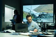 Mayday - Alarm im Cockpit – REENACTMENT - Der Systemermittler (gespielt von Daniel Stolfi) und der leitende Ermittler (gespielt von Preeti Torul) untersuchen die Flugdaten des PenAir-Flugs 3296, um herauszufinden, warum die Saab 2000 mit 42 Menschen an Bord nach einer Landung auf dem Flughafen von Unalaska im Jahr 2019 nicht auf der Landebahn zum Stehen kommen konnte. (Cineflix 2023/Shay Markowitz)