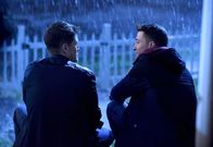 The Grinder - immer im Recht – In seiner Serie machte sein Sohn Luke (Colten Haynes, r.) dem Grinder (Rob Lowe, l.) bewusst, dass er nicht immer der taffe, dramatische Anwalt sein muss - ein Gedanke, den Stewart in der realen Welt nur zu gerne aufgreift ...