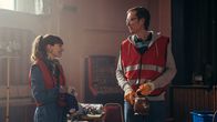 The Outlaws – Die ungeahnte Freundschaft zwischen Lady Gabby (Eleanor Tomlinson) und Greg (Stephen Merchant) wird immer stärker. Mit seiner rechtlichen Expertise will Gabby das exklusivste Musikfestival aller Zeiten auf die Beine stellen.