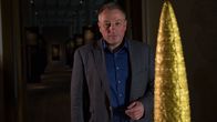 Zeitreise – Archäologen fanden riesige Goldhüte, anhand derer es Weisen wahrscheinlich gelang, den Lauf der Jahreszeiten zu bestimmen und Sonnenfinsternisse vorauszusagen. Prof. Matthias Wemhoff im Neuen Museum in Berlin mit dem Exponat eines Goldhutes.