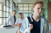 In aller Freundschaft – Laurenz Beninger (Hannes Linder, re.) will sofort die Sachsenklinik verlassen. Er ist frisch operiert und lässt sich weder von Dr. Hoffmann (Julian Weigend, li.) noch von Kris Haas (Jascha Rust, mi.) davon abhalten.