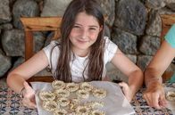 Zu Tisch ... – Sofia hat zum ersten Mal die aufwendigen Mustazzoli-Kekse gebacken.