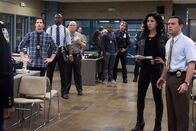 Brooklyn Nine-Nine – (v.l.n.r.) Jake Peralta (Andy Samberg); Terry Jeffords (Terry Crews); Hitchcock (Dirk Blocker); Rosa Diaz (Stephanie Beatriz); Charles Boyle (Joe Lo Truglio)