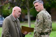 Silent Witness – Arthur Simpson (Graham Turner, l.); Major Mark Sealey (William Ash, r.)