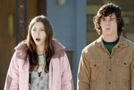 The Middle – Nachdem ihre Mutter ein, ihrer Meinung nach, perfektes Geschwisterpaar kennengelernt hat, macht sie es zu ihrer Mission, Sue (Eden Sher, l.), Axl (Charlie McDermott, r.) und Brick vom Streiten abzuhalten ...