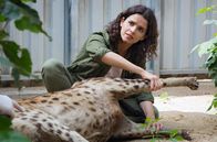 Tierärztin Dr. Mertens – Assistenzärztin Karoline Schneider (Maxine Kazis) hat entdeckt, dass die Hyäne kein Weibchen ist, sondern ein Männchen. Die Geschlechtsorgane der Tiere ähneln sich, sind deshalb leicht zu verwechseln. Da das zweite Tier auch ein Männchen zu sein scheint, ist eine Zucht nicht möglich.