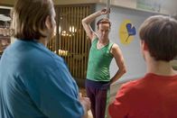 Danni Lowinski – Um Bea zu beeindrucken nehmen Nils (Oliver Fleischer, l.) und Hannes (Tino Mewes, r.) bei Karsten (Marcus Kiepe, M.) Unterricht in Poledance ...