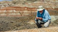 Einstein – Blick auf eine karge und hügelige Landschaft: Forscher Philip Gingerich sucht den Boden ab.