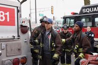 Chicago Fire – Chicago Fire Staffel 10 Folge 18 Angespannte Lage: Alberto Rosende als Gallo (vorne), Daniel Kyri als Darren Ritter
